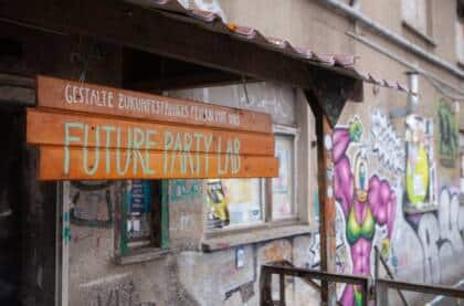 Graffiti-Wand und Schild einer Bar in der Stadt.