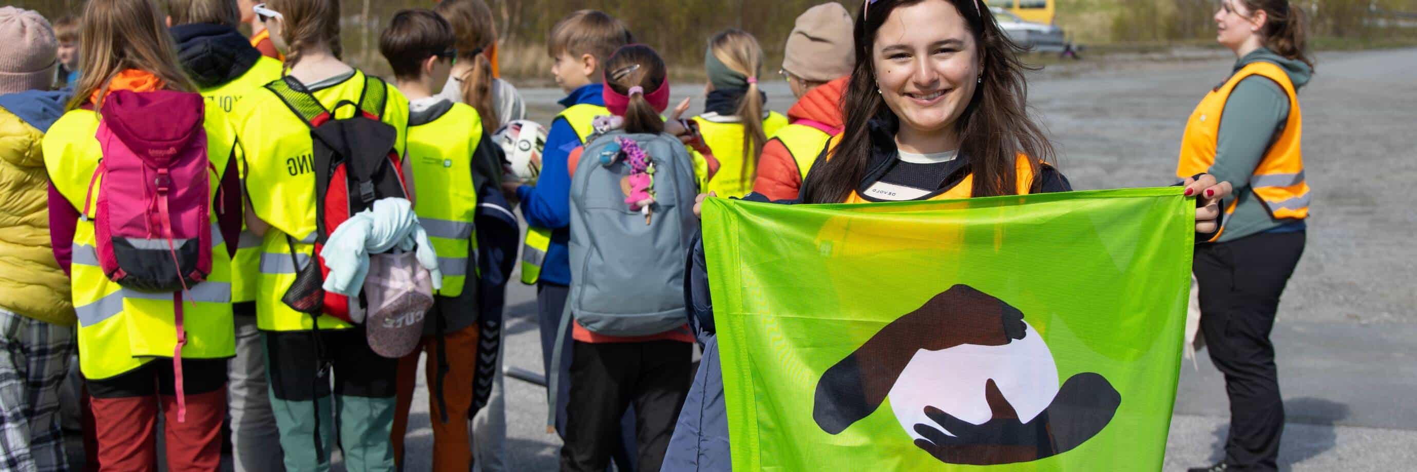Menschen in Warnwesten bei einer Umweltaktion