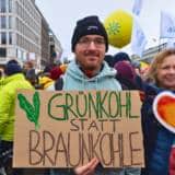 Demonstrant mit Schild: Grünkohl statt Braunkohle.