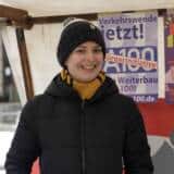 Person vor Plakaten für Bürgerinitiative