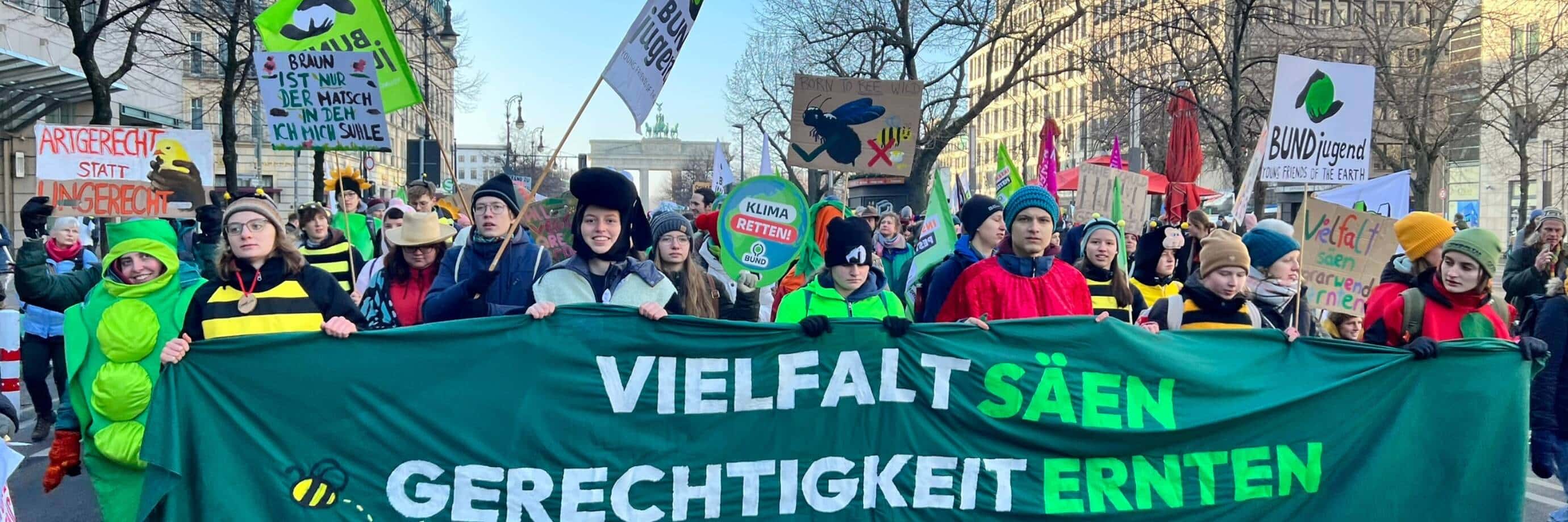 Menschen demonstrieren für Vielfalt und Gerechtigkeit.