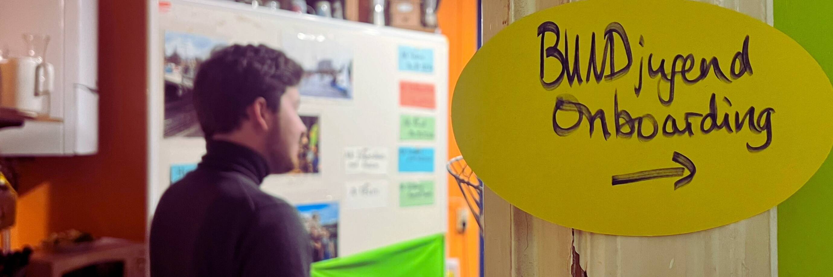 Person beim Onboarding-Event mit Wandnotizen