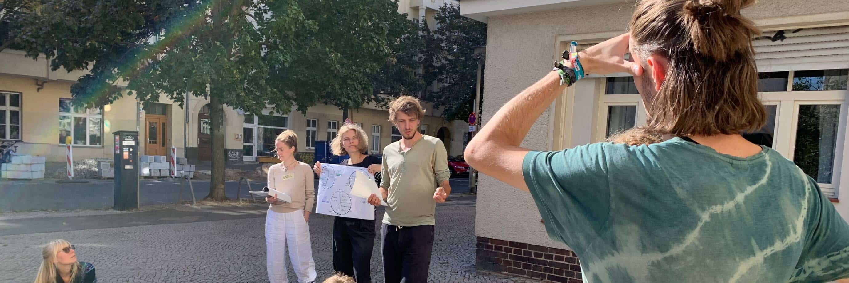 Personengruppe bei einer Präsentation im Freien