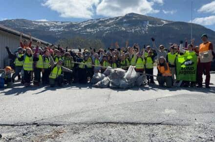 Gruppe von Menschen vor schöner Landschaft in Norwegen