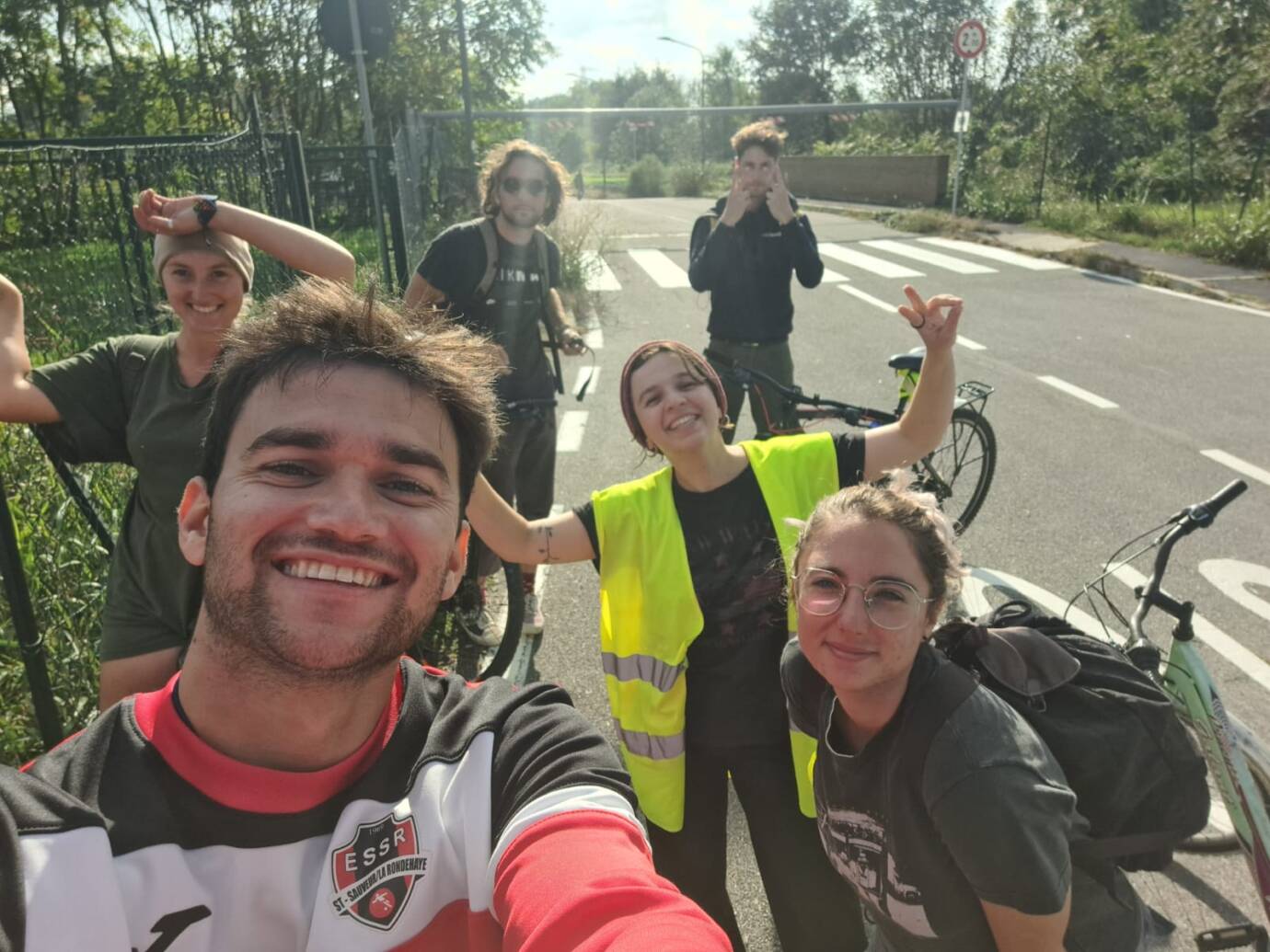 Gruppe von Freunden bei Fahrradtour auf Straße
