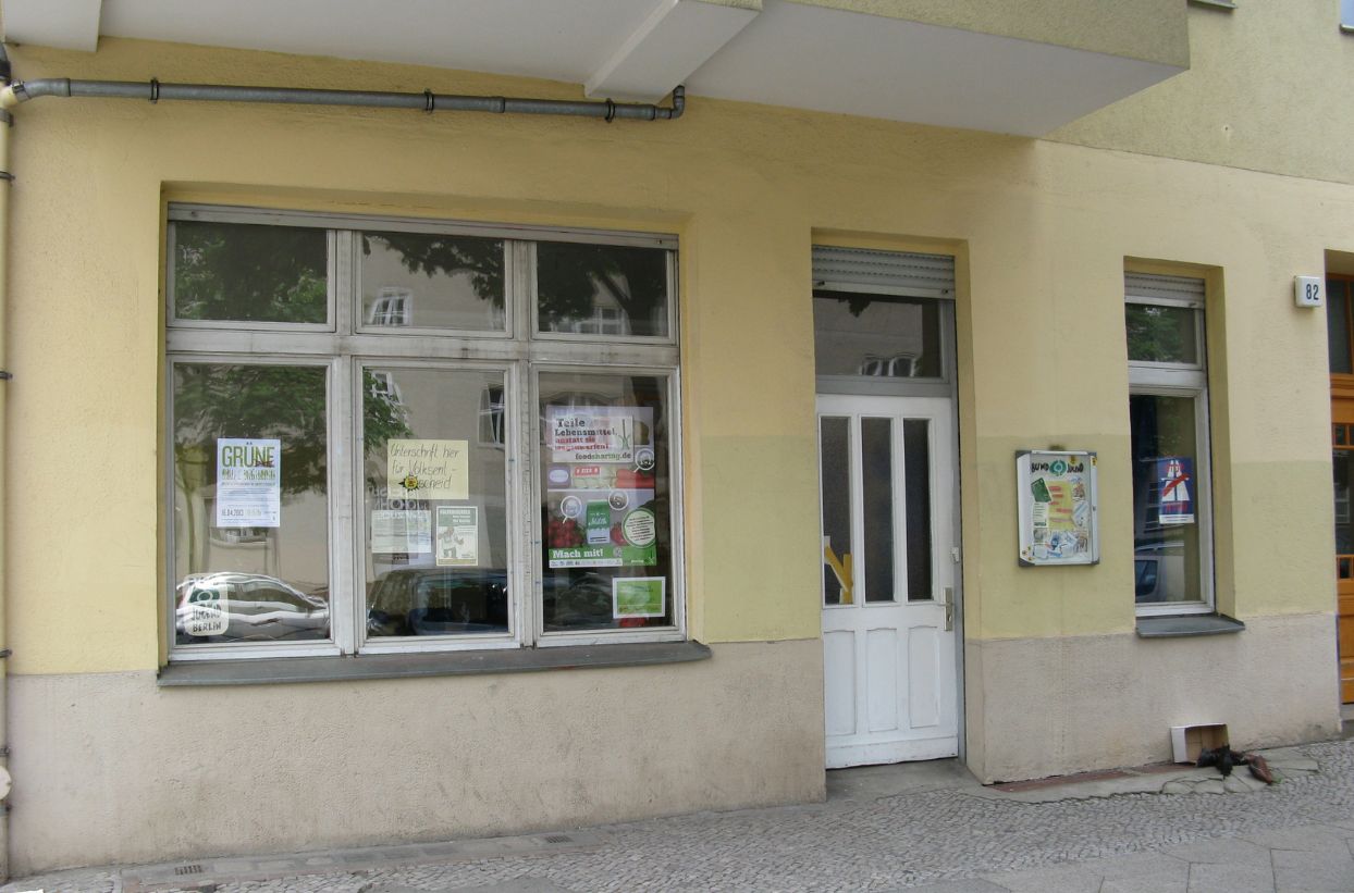 Eingang der BUNDjugend Berlin Landesgeschäftsstelle mit Infoplakaten.