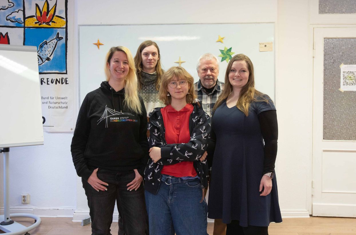 Gruppe von f&uuml;nf Personen im Raum