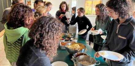 Menschen bedienen sich an einem Buffet