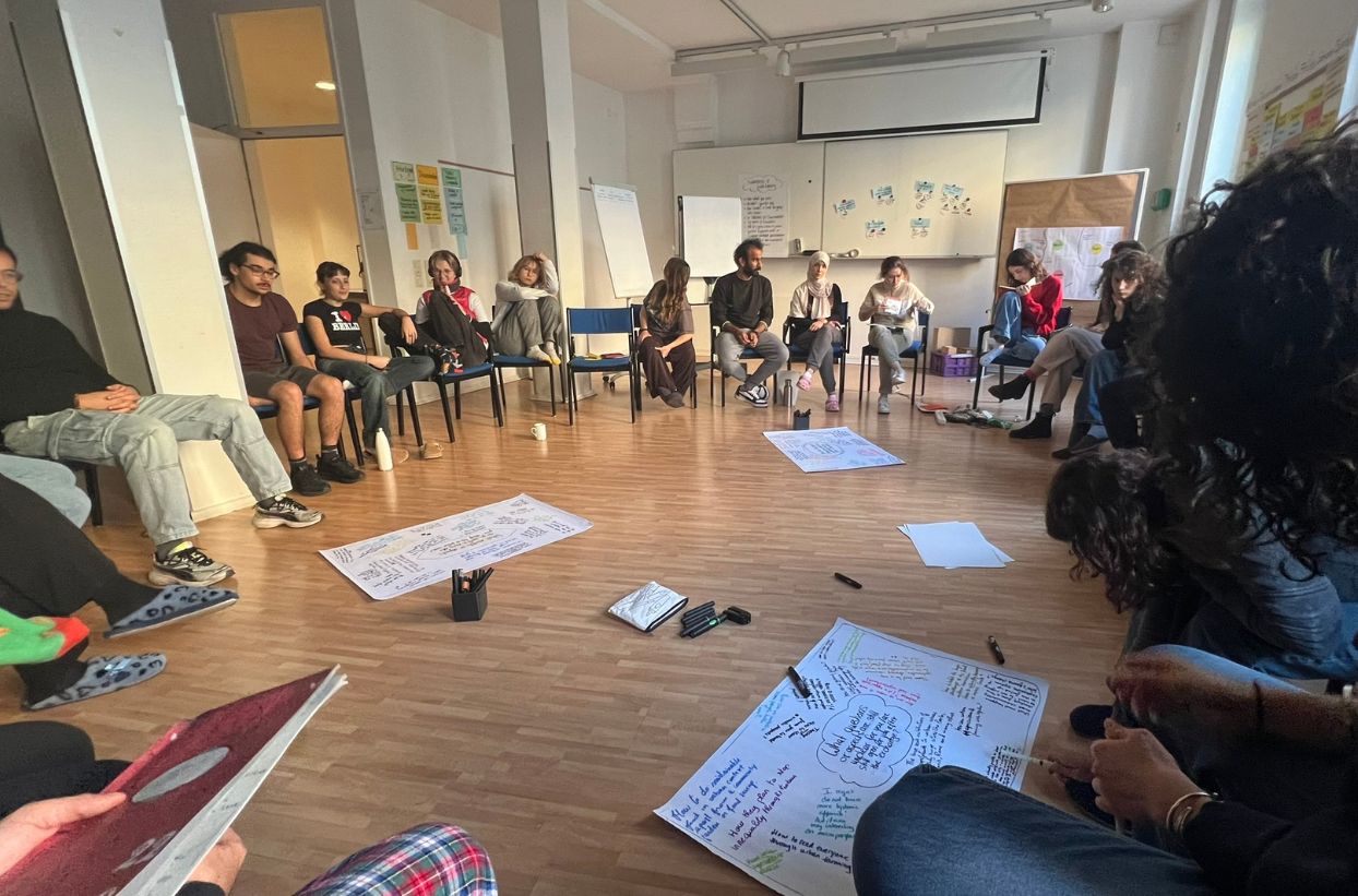 Gruppenbesprechung in einem Seminarraum