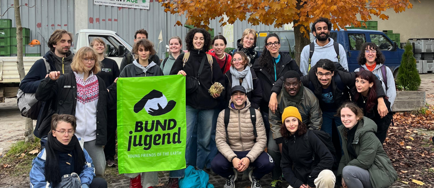 Gruppe junger Menschen mit BUNDjugend-Banner