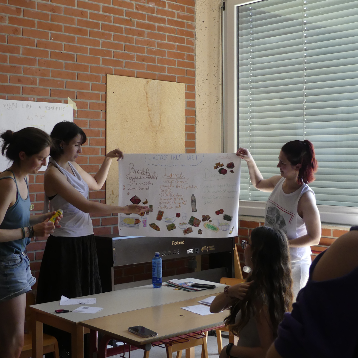Junge Menschen präsentieren Poster über laktosefreie Ernährung