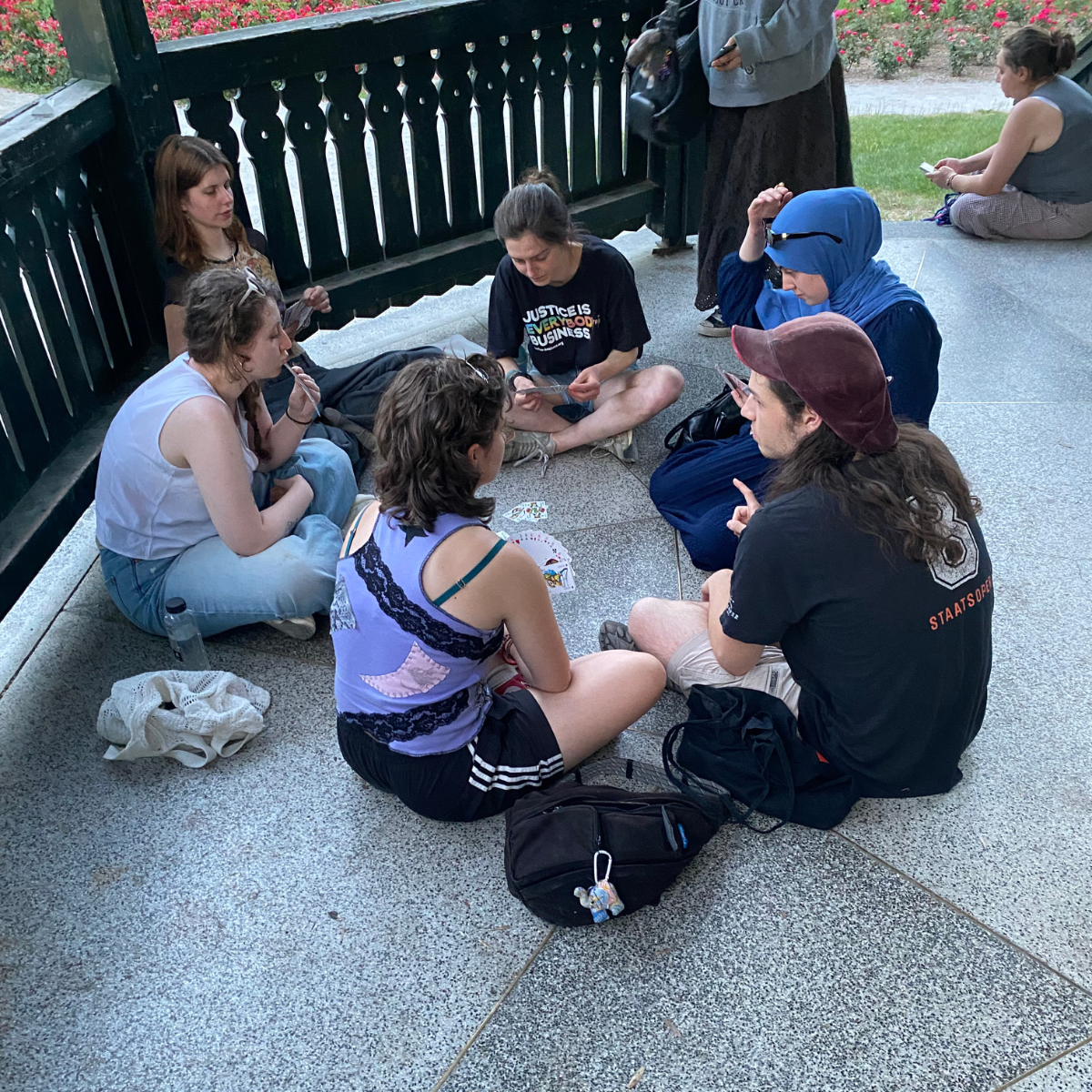 Gruppe junger Menschen spielt Karten im Pavillon
